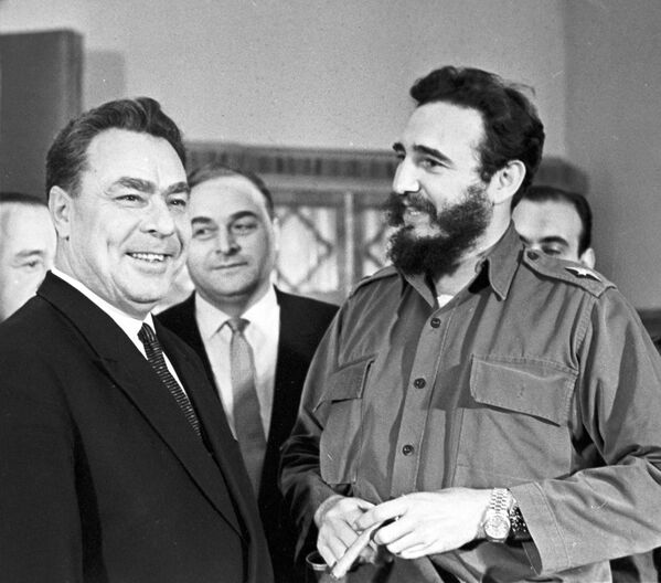 El líder de la URSS en aquel entonces, Leonid Brézhnev, recibió a Fidel en el Kremlin el 13 de enero de 1964. - Sputnik Mundo