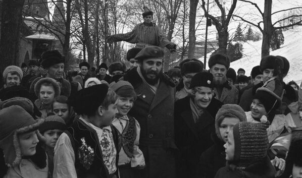 El líder cubano, dondequiera que iba, observaba con genuino interés la vida de las personas en la URSS.En la foto: Fidel Castro durante un encuentro con escolares de Moscú, el 13 de enero de 1964. - Sputnik Mundo