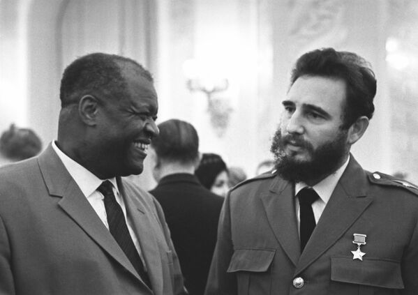 Fidel Castro y el líder del Partido Comunista de Estados Unidos, Henry Winston, en una recepción en el Kremlin, el 13 de enero de 1964. - Sputnik Mundo