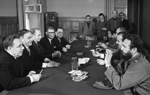Fidel Castro durante una reunión con los líderes del partido comunista soviético en el Kremlin. En el primer plano a la izquierda, el líder de la URSS, Leonid Brézhnev, 13 de enero de 1964. - Sputnik Mundo