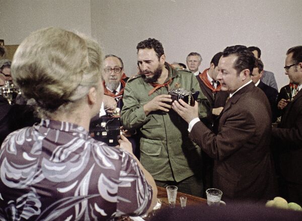 En las cerca de 10 veces que estuvo en la URSS, Fidel Castro fue recibido con admiración y calidez por los soviéticos.En la foto: Fidel Castro durante un encuentro con trabajadores del partido comunista en Moscú durante una visita a la URSS en el verano de 1972. - Sputnik Mundo