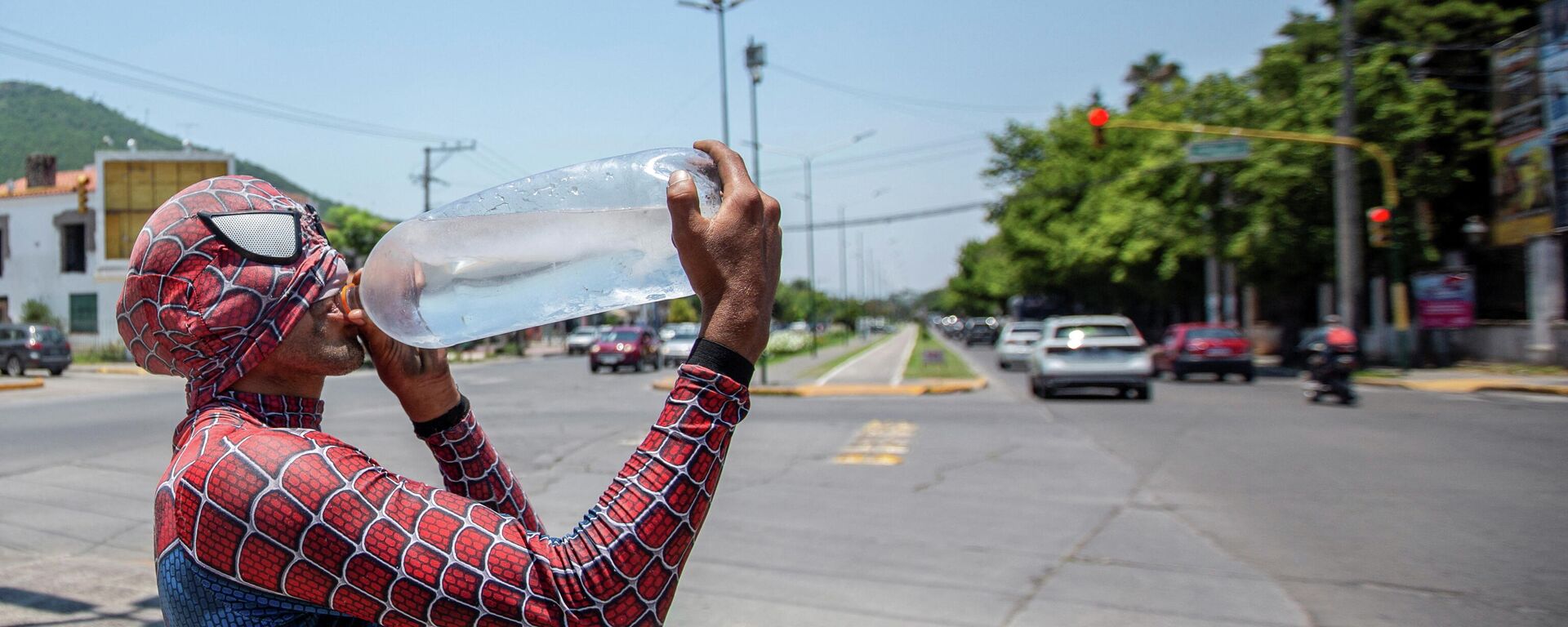 Un hombre disfrazado de Spiderman bebe agua durante la ola de calor en Argentina - Sputnik Mundo, 1920, 14.01.2022