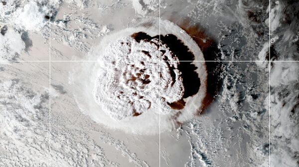 Vista satelital de la erupción del volcán submarino cerca de Tonga - Sputnik Mundo