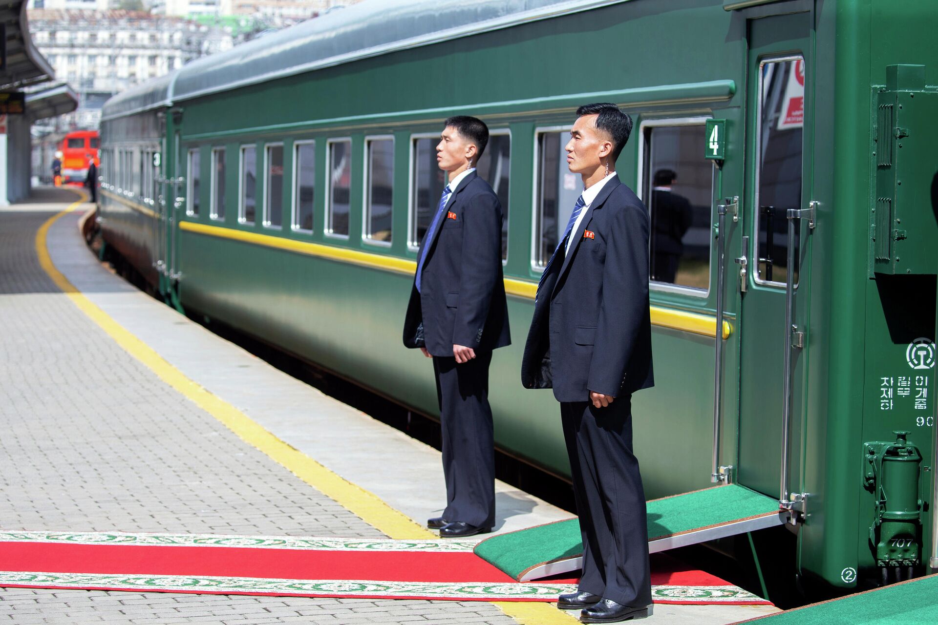 Unos oficiales de seguridad norcoreanos esperan a su líder Kim Jong-un cerca de su tren durante un viaje oficial a Rusia el 2019 - Sputnik Mundo, 1920, 15.01.2022