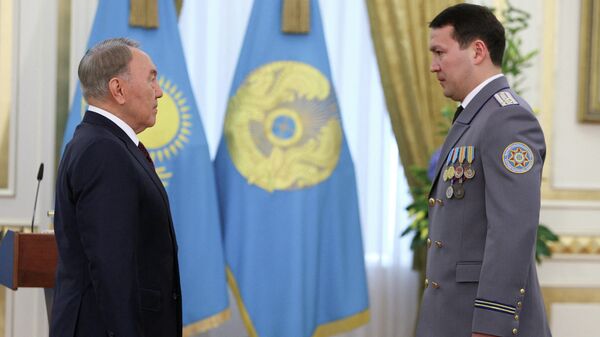 El expresidente kazajo Nursultán Nazarbáev y el antiguo vicepresidente del Comité de Seguridad Nacional Samat Abish asisten a una ceremonia en Astana, Kazajistán, el 6 de mayo de 2014 - Sputnik Mundo