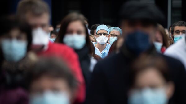 El personal médico guarda un minuto de silencio mientras protesta por la falta de recursos ante el Hospital Universitario de Estrasburgo, en el este de Francia - Sputnik Mundo