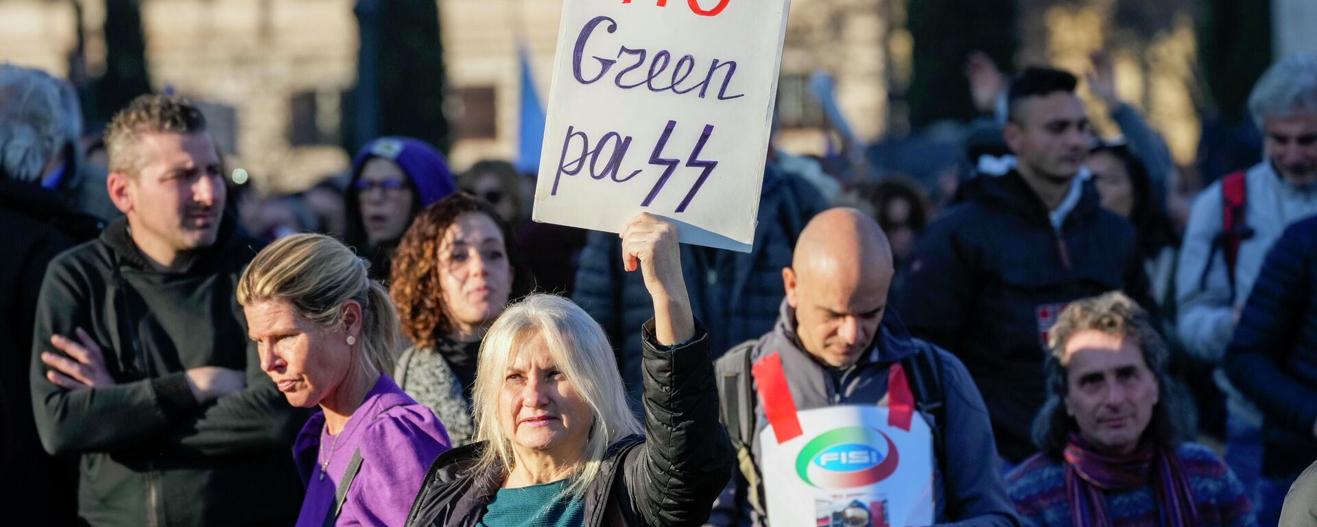 La gente protesta contra el Green Pass de la vacuna COVID-19, en Roma, Italia - Sputnik Mundo, 1920, 18.01.2022