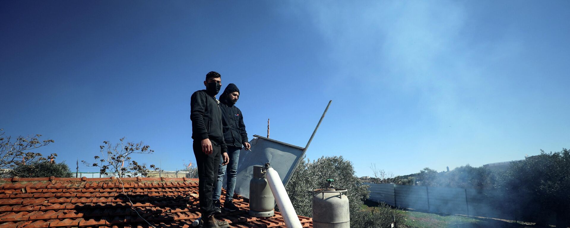 Los palestinos se suben al techo y amenazan con hacer estallar la construcción de una casa en el barrio de Sheikh Jarrah  - Sputnik Mundo, 1920, 19.01.2022