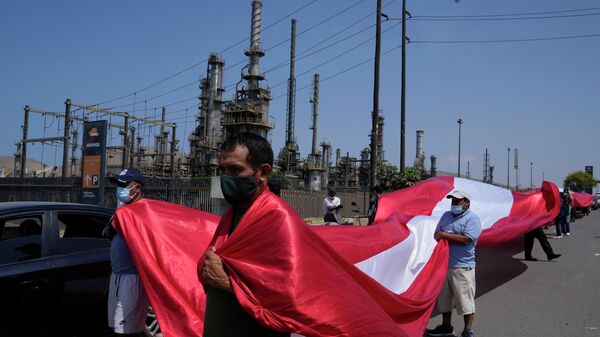 Pescadores peruanos protestan fuera de la refinería de La Pampilla tras el derrame de petróleo ocurrido en enero de 2022 - Sputnik Mundo