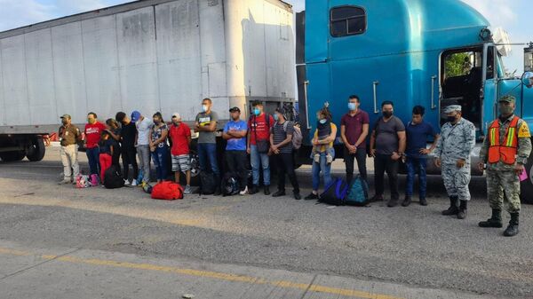 Migrantes viajaban en la cabina de un tráiler por México.  - Sputnik Mundo