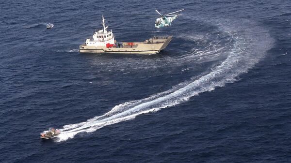 Военный корабль и вертолет во время совместных военно-морских учениях ВМС Ирана, Китая и России в северной части Индийского океана - Sputnik Mundo