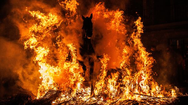 Всадник во время прыжка через костер на огненном фестивале Las Luminarias в Испании - Sputnik Mundo