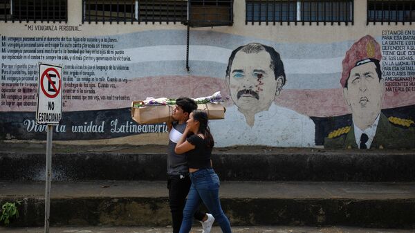 Personas caminando frente a un mural en Managua, Nicaragua - Sputnik Mundo