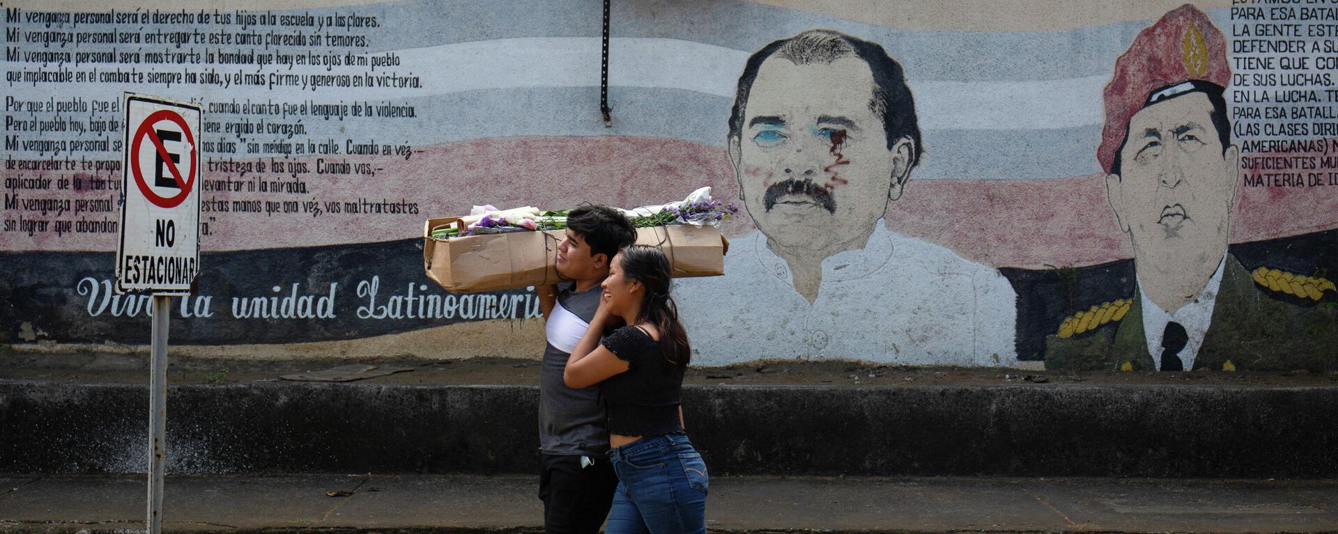 Personas caminando frente a un mural en Managua, Nicaragua - Sputnik Mundo, 1920, 26.01.2022