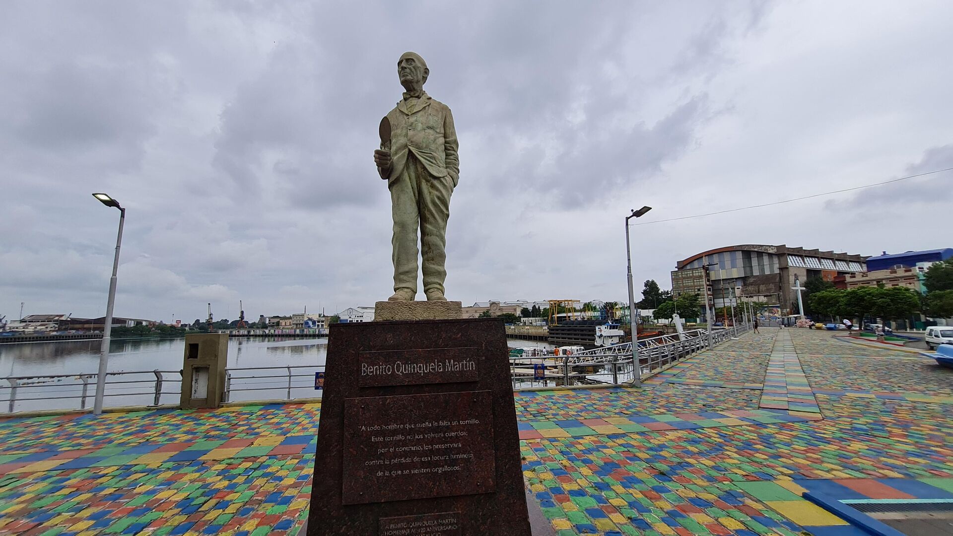 Una estatua de Benito Quinquela Martín se ubica de espaldas al Riachuelo y de frente a la Escuela y Museo, en La Boca. - Sputnik Mundo, 1920, 28.01.2022