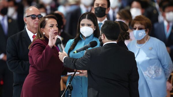 Xiomara Castro se juramenta como presidenta de Honduras - Sputnik Mundo