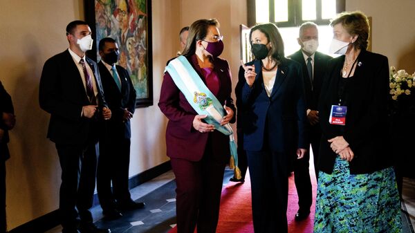 La presidenta de Honduras, Xiomara Castro, y la vicepresidenta de EEUU, Kamala Harris - Sputnik Mundo