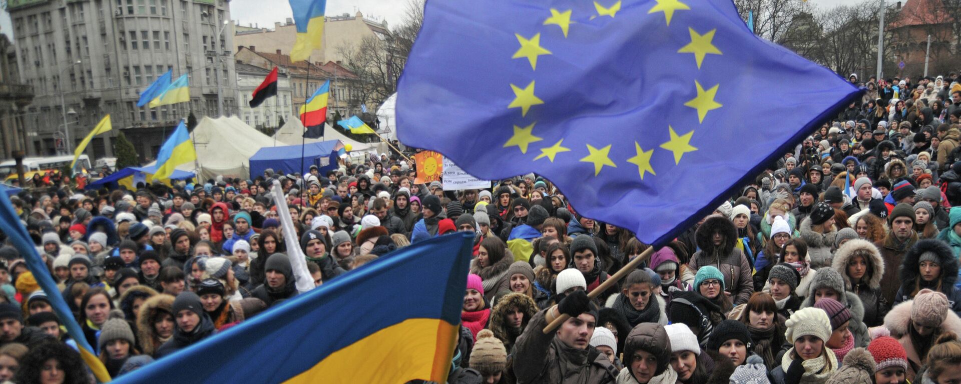 Participantes ucranianos en una manifestación a favor de la integración europea frente al monumento a Tarás Shevchenko en Lviv. - Sputnik Mundo, 1920, 01.02.2022