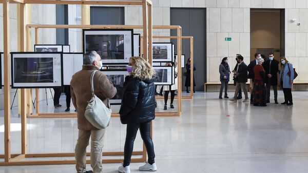 Visitantes en la exposición de los ganadores del Concurso Internacional de Fotoperiodismo Andrei Stenin 2021 en el Museo de Historia de Madrid. - Sputnik Mundo