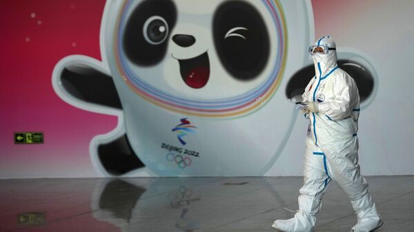 Медицинский сотрудник в защитном костюме в аэропорту Шоуду в Пекине - Sputnik Mundo
