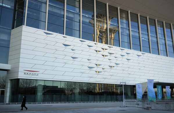Otra medida de precaución es la prohibición de hablar en el ascensor.En la foto: el principal centro de prensa de los XXIV Juegos Olímpicos de Invierno de Pekín. - Sputnik Mundo
