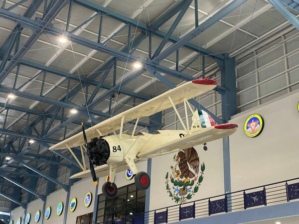 Fue en 1915 cuando el entonces presidente de México Venustiano Carranza ordenó la creación del Arma de Aviación Militar y se funda la Escuela Nacional de Aviación el 15 de noviembre de dicho año. Esta aeronave fue la primera de corte militar hecha en México. Fue en 1915 cuando el entonces presidente de México Venustiano Carranza ordenó la creación del Arma de Aviación Militar y se funda la Escuela Nacional de Aviación el 15 de noviembre de dicho año. Esta aeronave fue la primera de corte militar hecha en México. - Sputnik Mundo