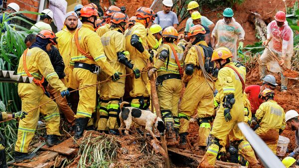 Los bomberos buscan víctimas de un desprendimiento de tierra tras las fuertes lluvias en Franco da Rocha, estado de Sao Paulo, Brasil - Sputnik Mundo