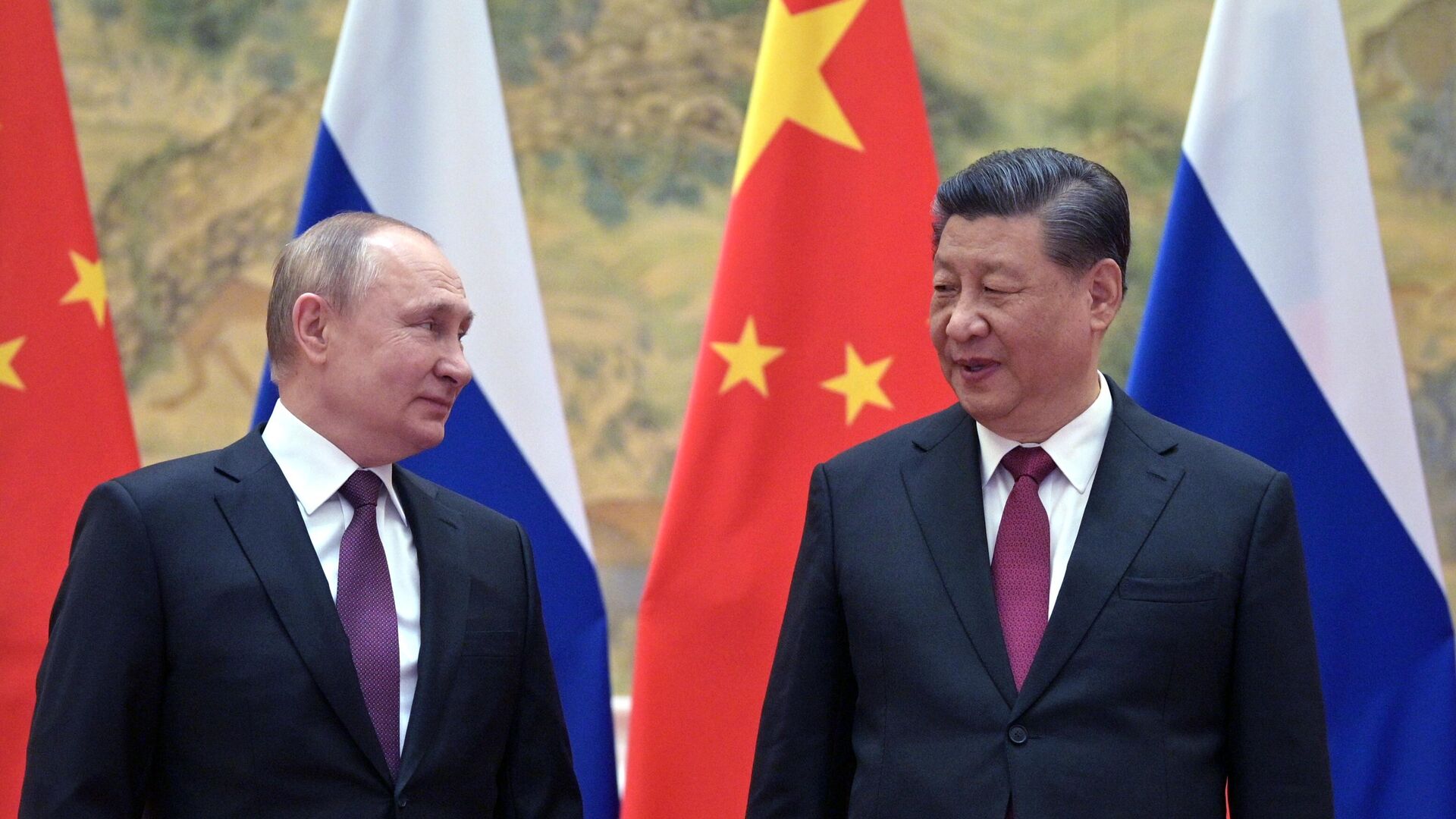 El presidente de Rusia, Vladímir Putin, al reunirse en Pekín con el presidente chino, Xi Jinping (archivo) - Sputnik Mundo, 1920, 17.03.2023