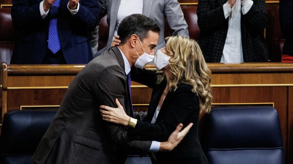 El presidente del Gobierno, Pedro Sánchez (d) y la ministra de Trabajo Yolanda Díaz se abrazan en una sesión plenaria en el Congreso de los Diputados - Sputnik Mundo