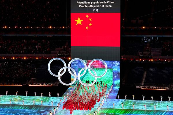 En el Estadio Nacional de Pekín, conocido popularmente como nido de pájaro, se celebró la solemne ceremonia de inauguración de los XXIV Juegos Olímpicos de Invierno. El evento incluyó desfiles de atletas y una ceremonia solemne que culminó en un impresionante espectáculo de fuegos artificiales.En la foto: atletas chinos participan en el desfile durante la ceremonia de inauguración de los JJOO de Invierno de Pekín. - Sputnik Mundo
