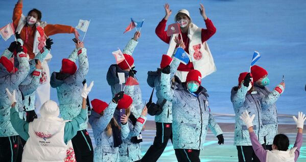 Atletas rusos desfilan en la ceremonia de inauguración de los JJOO de Invierno de Pekín. - Sputnik Mundo