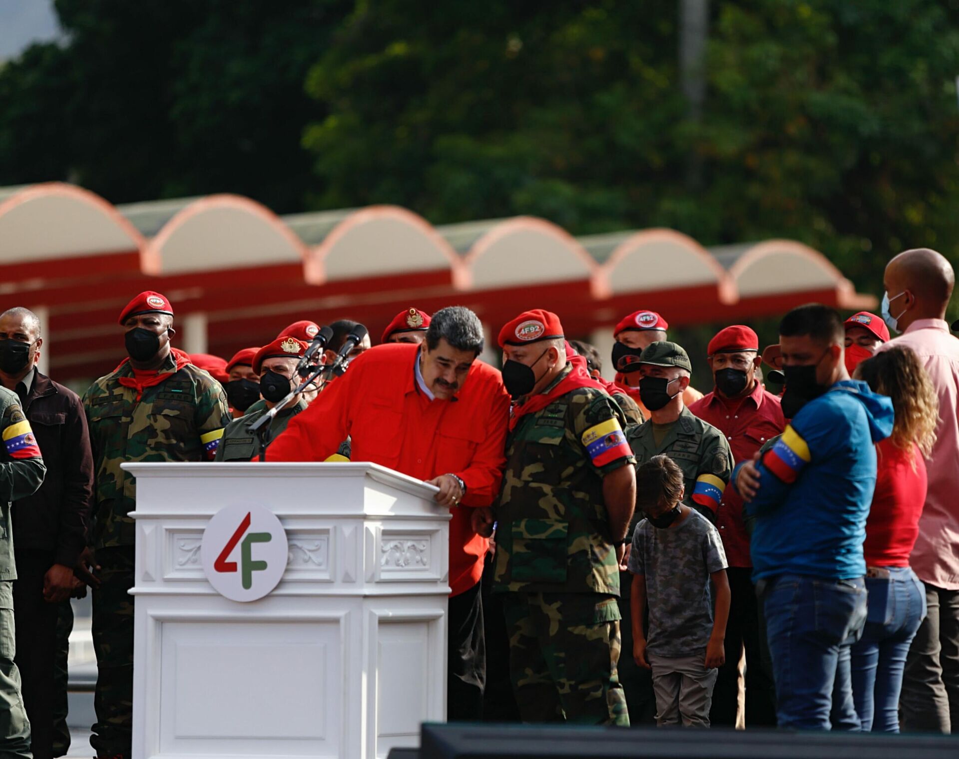 Diosdado Cabello, combatiente del 4F, junto con el presidente Nicolás Maduro - Sputnik Mundo, 1920, 05.02.2022