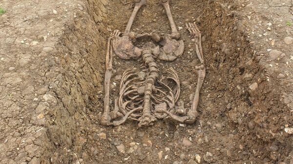 Los restos de una persona enterrada decapitada en la antigua ciudad romana hallada en Reino Unido. - Sputnik Mundo