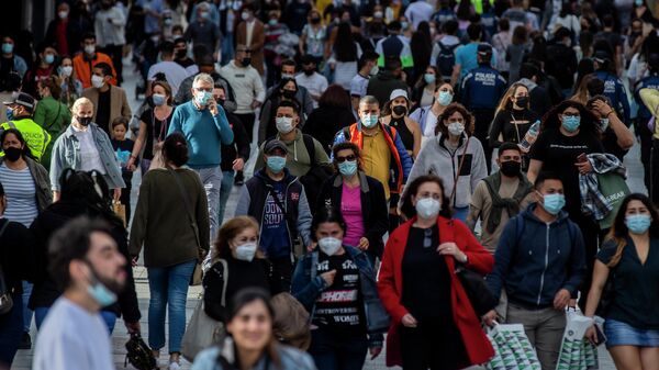 Gente caminando con sus mascarillas por el centro de Madrid. 31 de marzo de 2021 - Sputnik Mundo