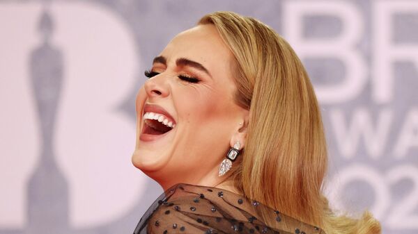 Adele en la alfombra roja de los Brit Awards - Sputnik Mundo