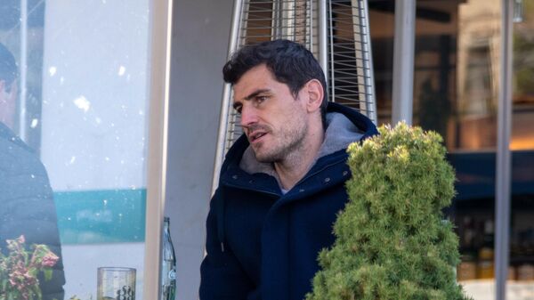 Iker Casillas toma algo junto a un amigo en una terraza en Madrid  - Sputnik Mundo