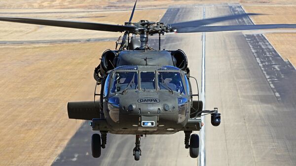 Un UH-60 Black Hawk de la DARPA con el sistema de vuelo autónomo ALIAS - Sputnik Mundo