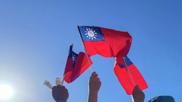 Unas personas con banderas de Taiwán - Sputnik Mundo
