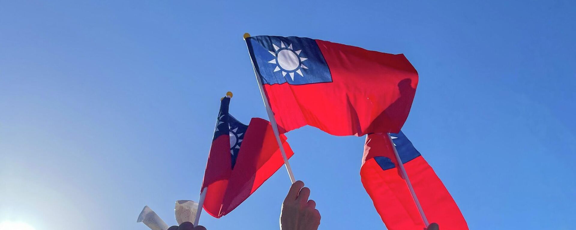 Unas personas con banderas de Taiwán - Sputnik Mundo, 1920, 23.05.2022