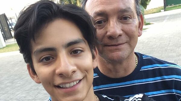 El patinador mexicano Donovan Carrillo y su padre Adolfo Carrillo (archivo) - Sputnik Mundo