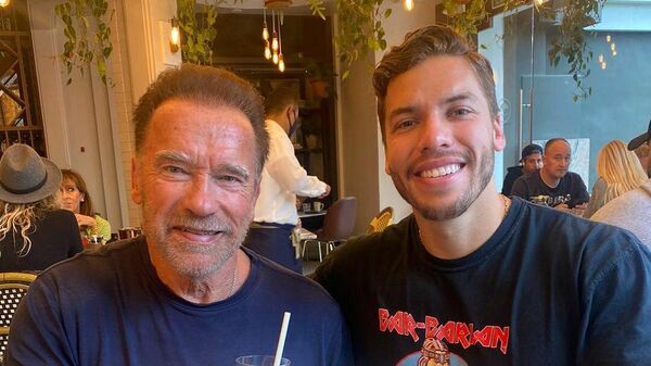 Arnold Schwarzenegger junto a su hijo Joseph Baena - Sputnik Mundo
