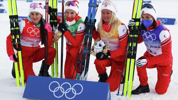 El equipo integrado por Veronika Stepanova, Natalia Nepryaeva, Tatiana Sorina y Yulia Stupak completó la carrera en 53 minutos y 41.0 segundos y ganó la medalla de oro, el 12 de febrero de 2022 - Sputnik Mundo