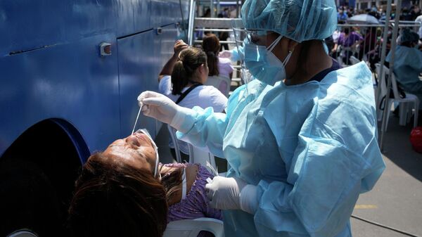 Una enfermera realiza una prueba de PCR para COVID-19 en un mercado de Lima, Perú - Sputnik Mundo