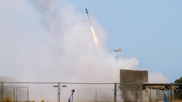 Un sistema de defensa aérea Cúpula de Hierro se lanza en Israel - Sputnik Mundo