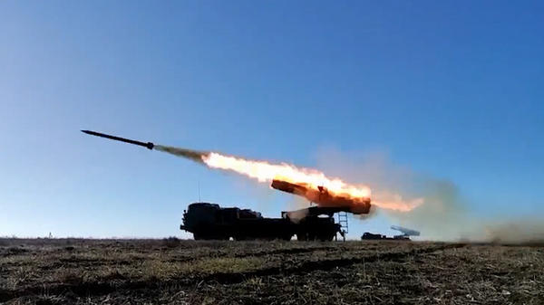 Los lanzacohetes rusos Grad y Uragan ponen a prueba su potencia | Video - Sputnik Mundo