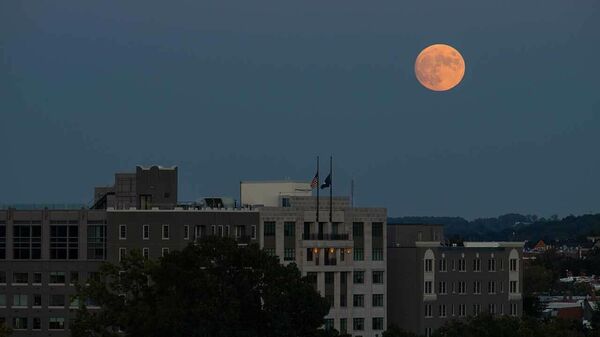 Luna llena de octubre de 2021 captada en Washington. - Sputnik Mundo
