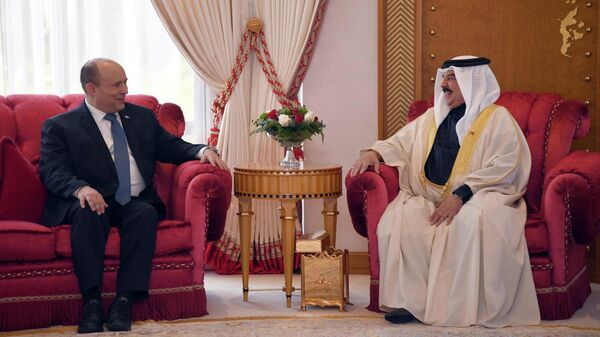  El primer ministro israelí, Naftali Bennet y el rey de Bahréin , Hamad bin Isa Al Khalifa - Sputnik Mundo
