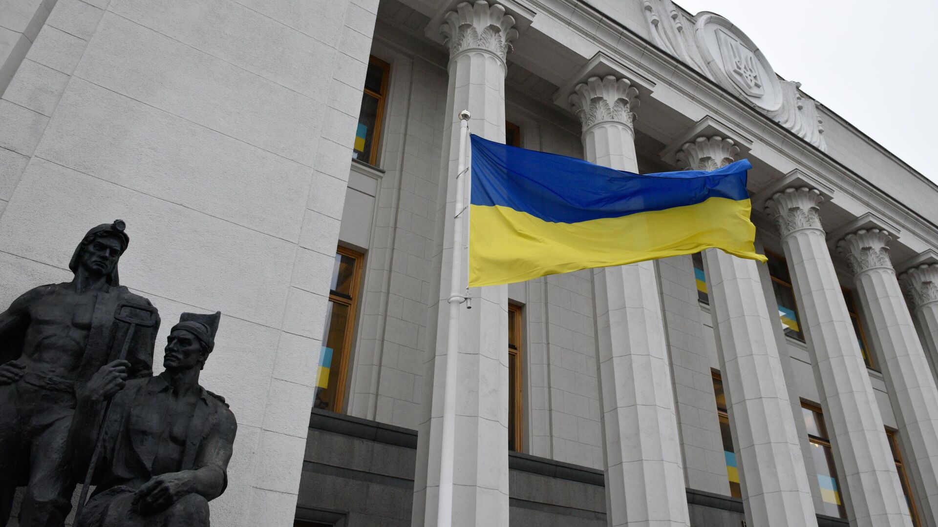 La bandera nacional de Ucrania ondea cerca del edificio de la Rada Suprema  - Sputnik Mundo, 1920, 25.01.2023
