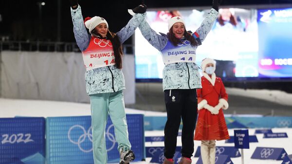 Las esquiadoras rusas Yulia Stupak y Natalia Nepryaeva ganaron las medallas de bronce en los Juegos Olímpicos de Invierno de Pekín 2022 - Sputnik Mundo