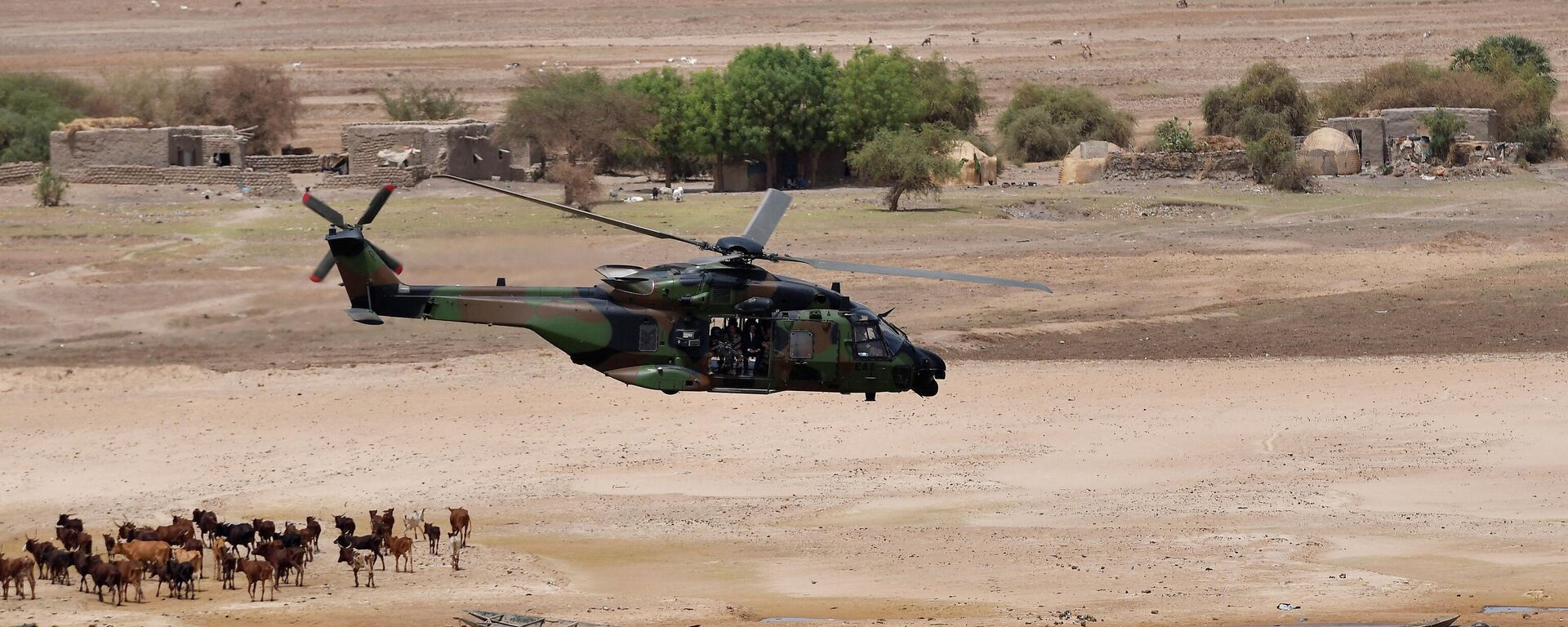 El helicóptero del presidente francés Emmanuel Macron sobrevuela Gao mientras visita a las tropas francesas en la región africana del Sahel en Gao, norte de Malí, el 19 de mayo de 2017 - Sputnik Mundo, 1920, 17.02.2022